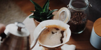 A battle of manual grinders broken down in images